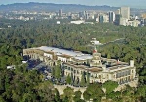 Los Pinos, residencia del Presidente de México. Al fondo, el Paseo de la Reforma. 