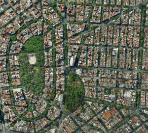 Avenidas anchas y calles ajardinadas, con espacios verdes, en la zona de Condesa y San Miguel Chapultepec.