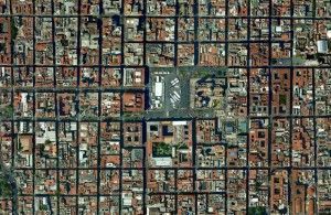 Vista de la Zona Centro, con El Zócalo destacando en el centro y una trama urbana geométrica y rectilínea, con destacados edificios de la época colonial.