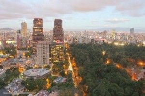 Vista de Polanco, con el Residencial del Bosque 2 destacando sobre los demás edificios. Estas torres gemelas fueron diseñadas por César Pelli en los años noventa.
