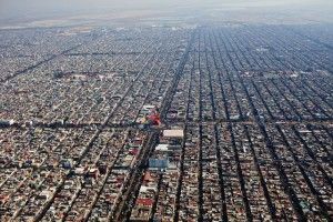'Neza', como se conoce al municipio de Nezahualcóyotl, se extiende por la mitad occidental de la metrópoli mexicana con largas calles y una planificación rectilínea muy sencilla. 