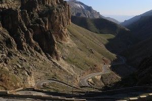 Uno de los accesos a las montañas de Qandil. Éstas pertenecen a los montes Zagros, los cuales han servido como separación geográfica natural entre Irán e Irak. Los montes Zagros se extienden a lo largo de más de 1.500 km.