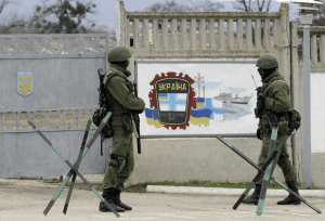 Tropas rusas frente a una base de la armada ucraniana en Crimea