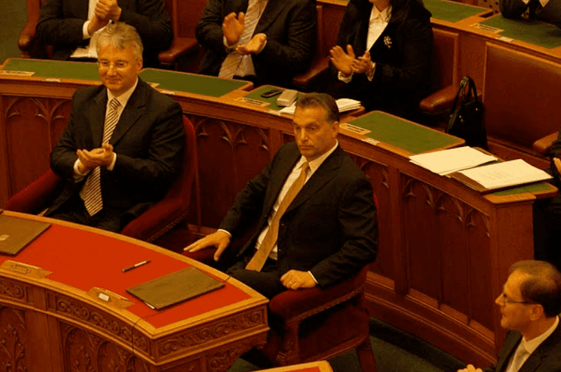 Viktor Orbán en el parlamento húngaro en 2010 (Fuente: wikimedia commons)