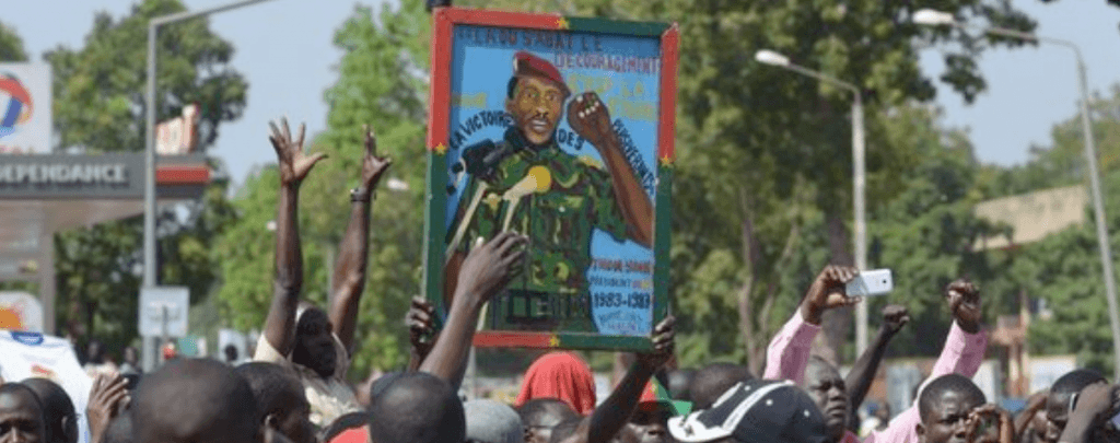 Un grupo de ciudadanos protestan contra el coste de vida en Burkina Faso portando un retrato de Thomas Sankara; Issouf Sanogo