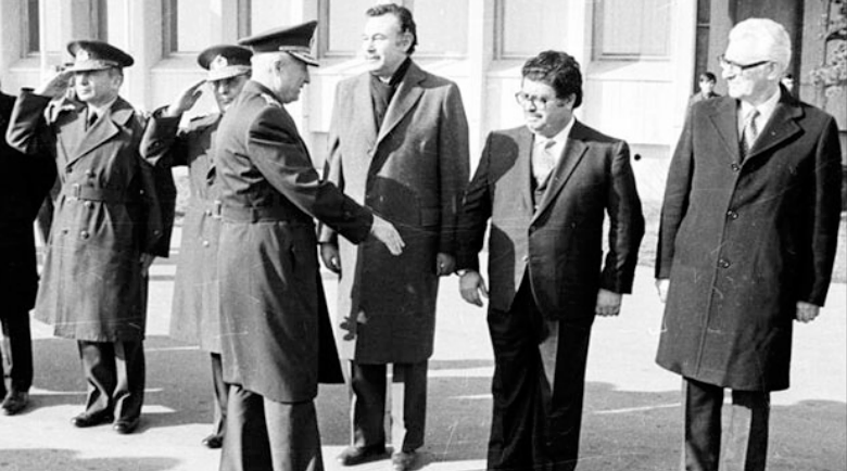 En la imagen el líder del golpe de 1980 el General Kenan Evren saludando al futuro Primer Ministro Turgut Özal.