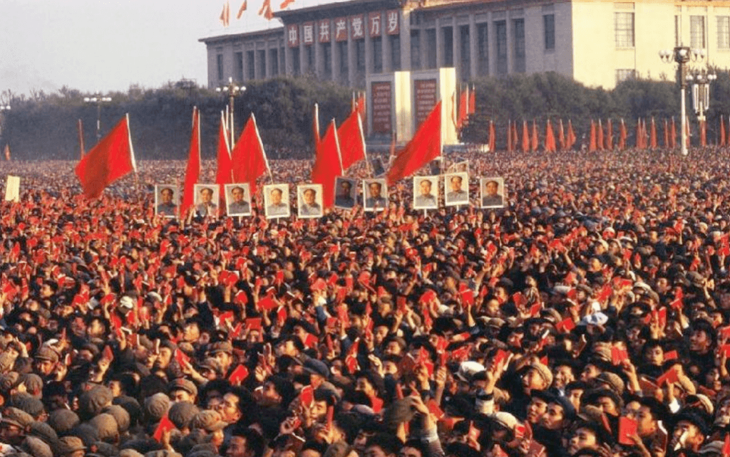 Miles de manifestantes abarrotan la plaza de Tiananmen portando el libro rojo de Mao durante la Revolución Cultural.