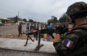 Un soldado francés vigila un puesto de control en Bangui, República Centroafricana.