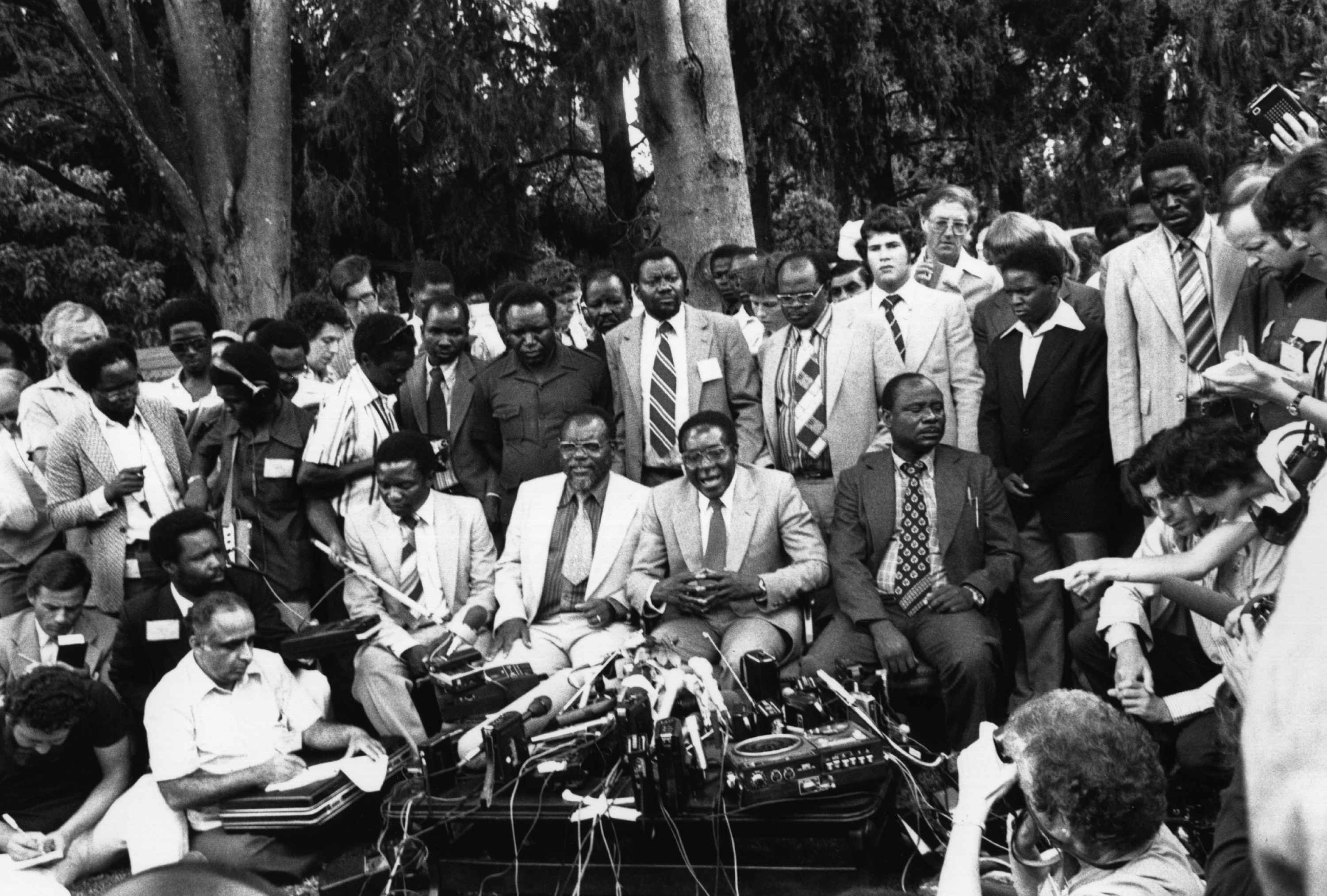 Mugabe tras la declaración de independencia