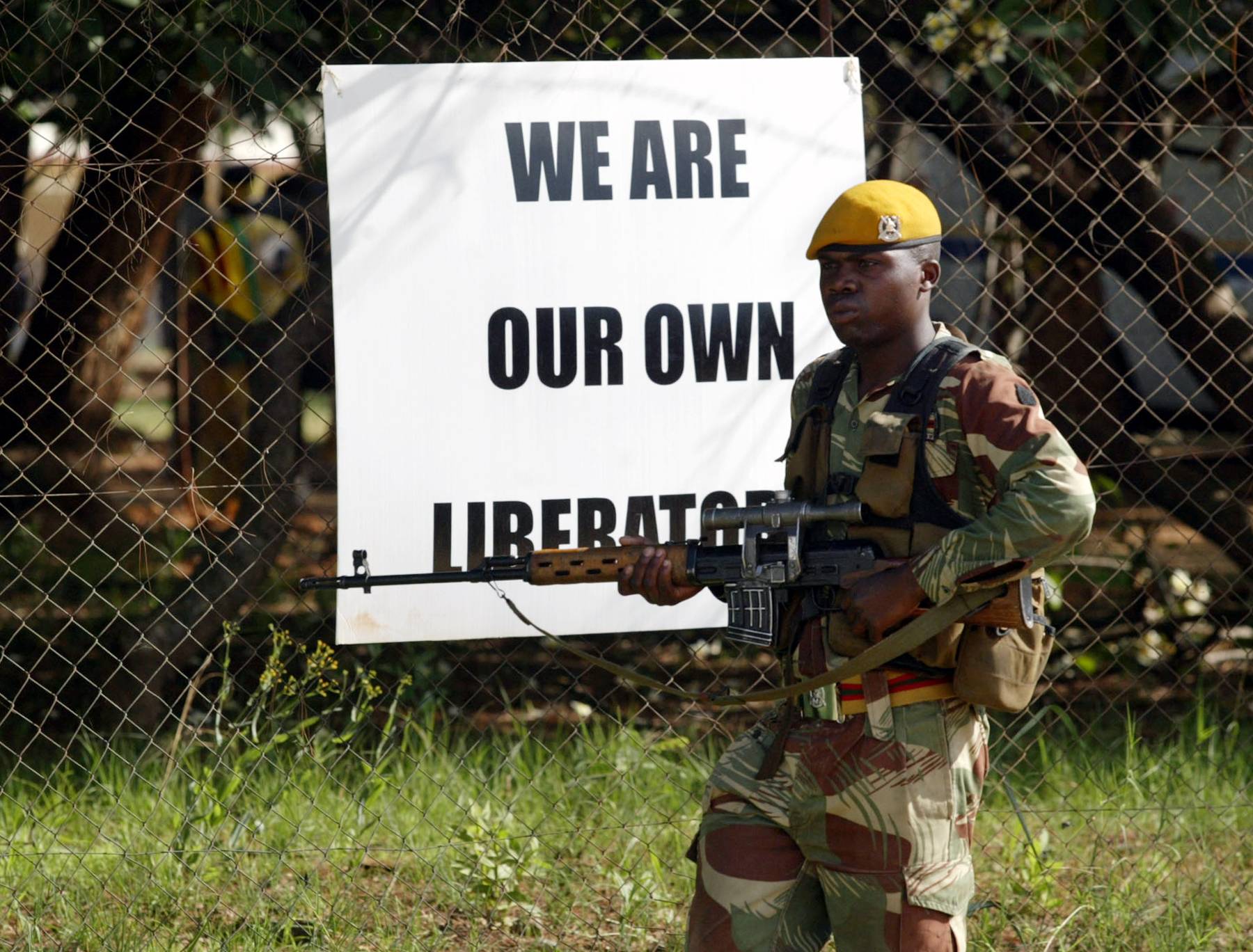 El discurso de Mugabe continúa con la retórica anticolonial, solo que ahora reconducida hacia el nacionalismo interior. (AP PHOTO/Tsvangirayi Mukwazhi)