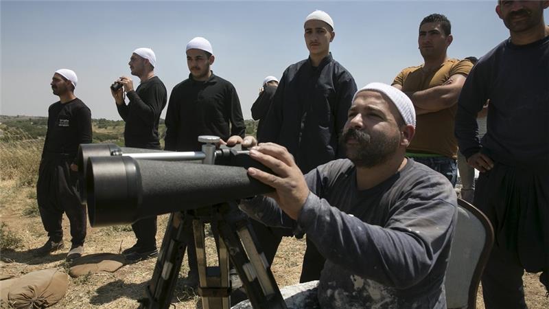 Un grupo de drusos observa los combates de la guerra de Siria desde la frontera con Israel. Fuente: Al Jazeera