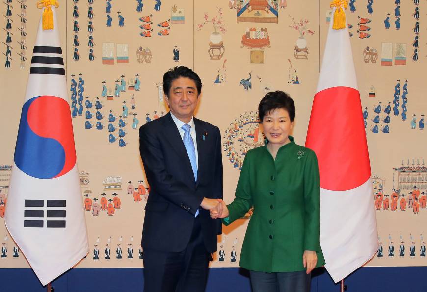 Shinzo Abe y Park Geun-Hye se saludan tras el acuerdo de diciembre de 2015 sobre las mujeres de consuelo. Fuente: The Japan Times