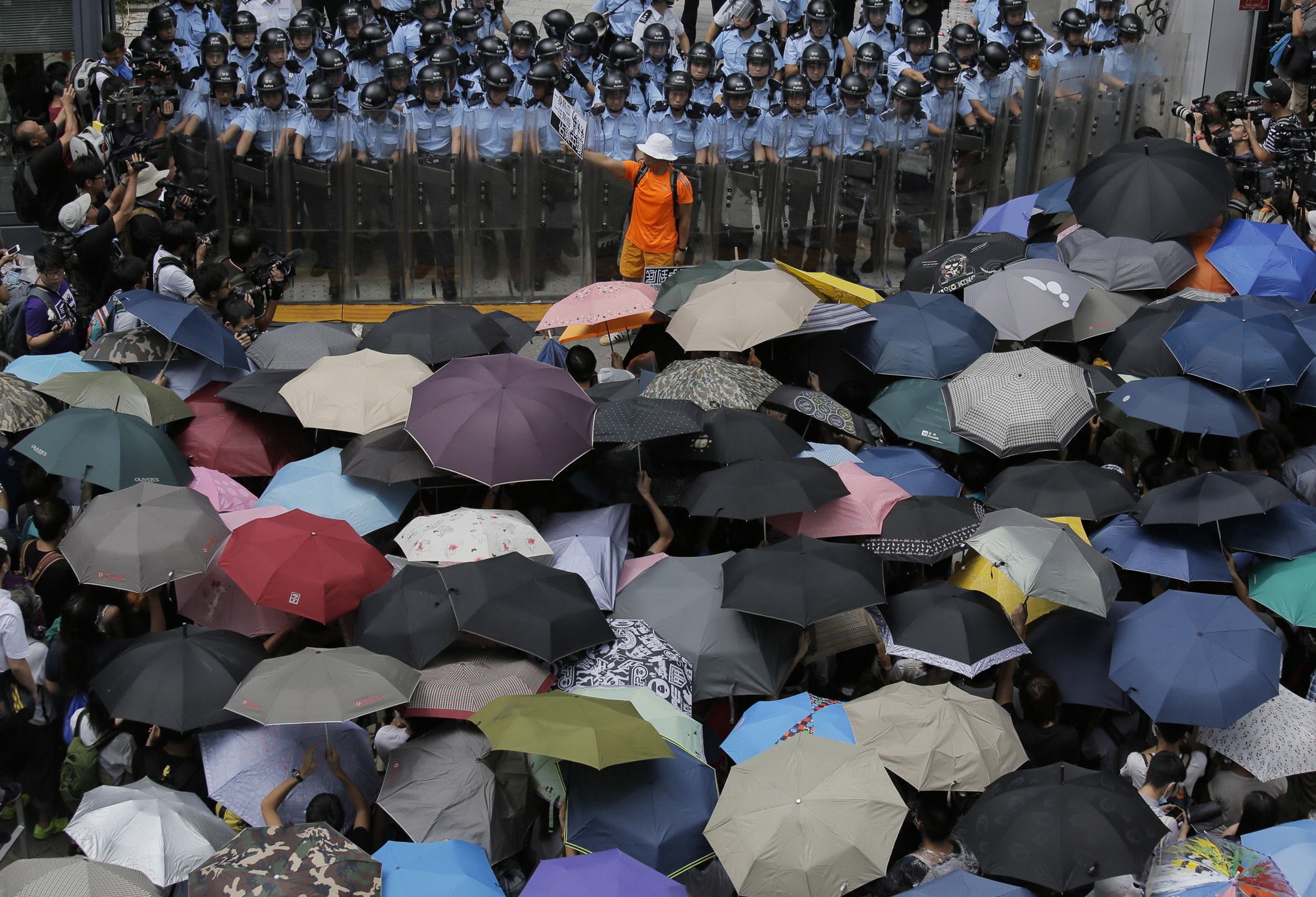 Manifestantes ante la policía durante la revolución de los paraguas. Fuente: RUSI