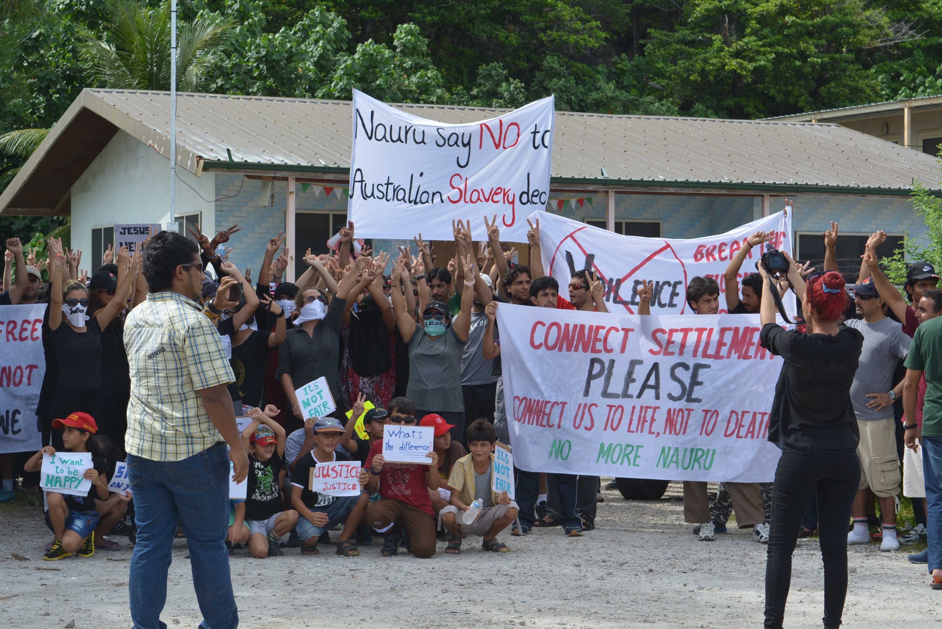 “Conectadnos a la vida, no a la muerte. No más Nauru”. Protestas en el campo de detención de la isla de Nauru. Fuente: ABC Australia