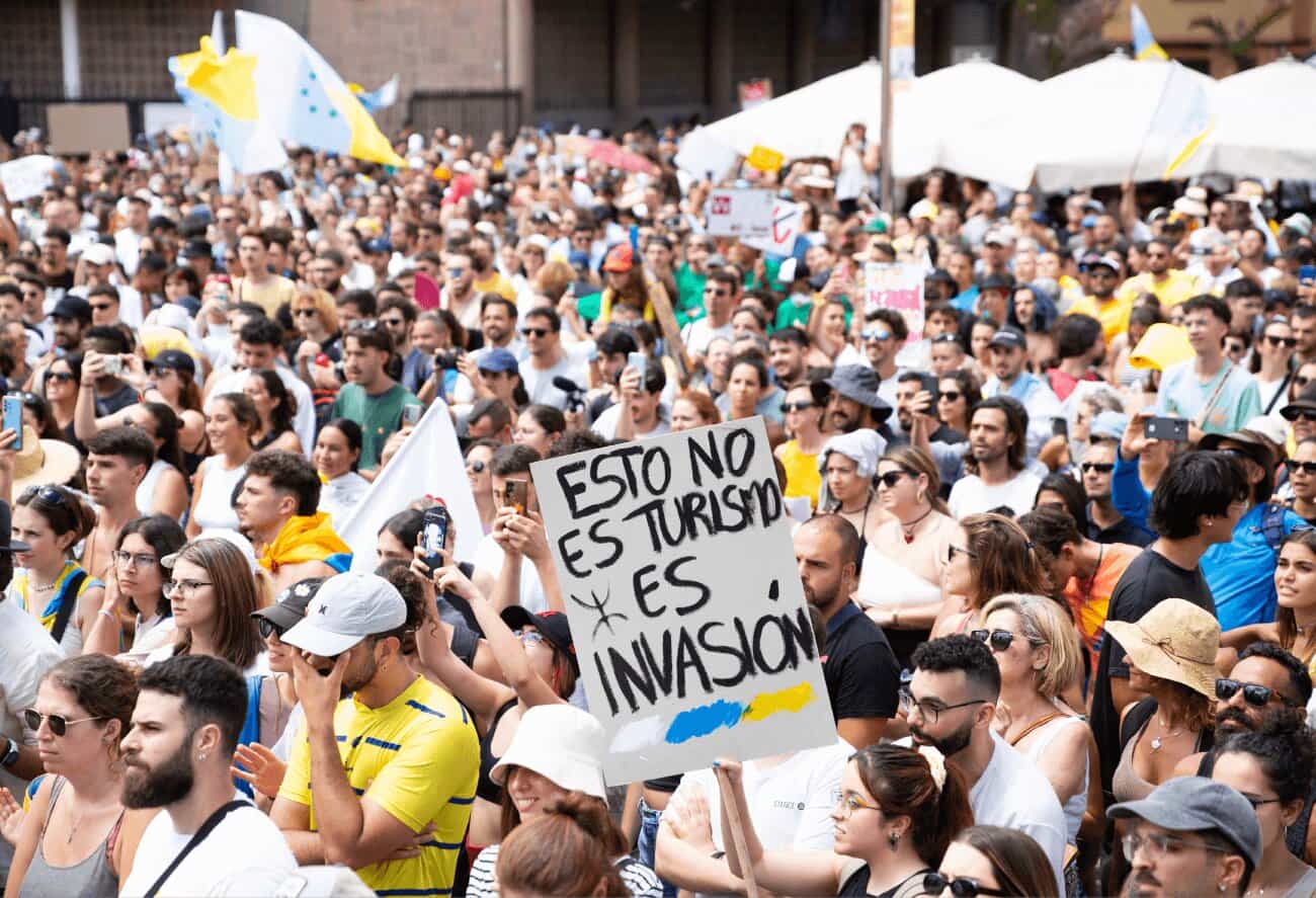 Manifestación contra la masificación turística en Canarias; un cartel dice «Esto no es turismo, es invasión».