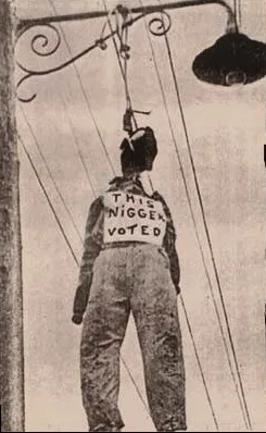 la foto representa el nivel de la campaña de hostigamiento y acoso a la que estaba sometida la población negra, dándose casos de renuncia al acuerdo por sus derechos civiles con la intención de que cesaran los abusos, y de retomarlos cuando la sociedad estuviera preparada. Nada de esto sirvió; proliferaron las leyes de segregación en espacios públicos y las cifras de personas negras que sufrían muertes violentas en manos de turbas crueles y ávidas de sangre.