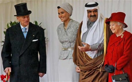 El emir Hamad bin Khalifa al-Thani y su esposa Mozah, con la reina Isabel II. The Telegraph