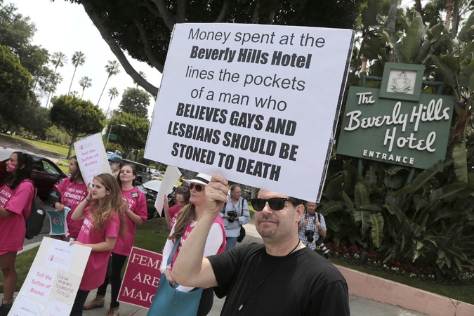 Protesta ante el Hotel Beverly Hills. Fuente: Lawyer Herald