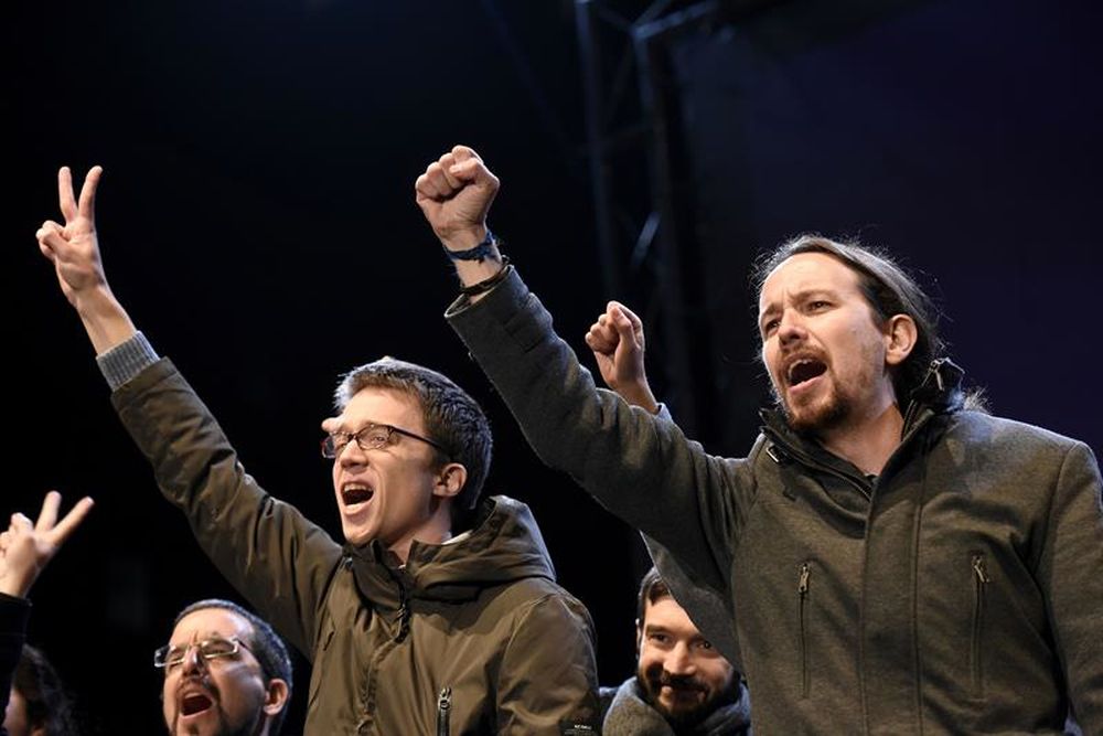 La forma de levantar el brazo (Errejón con la V e Iglesias con el puño), un detalle tan evidente como masivamente inadvertido. Fuente: Ara