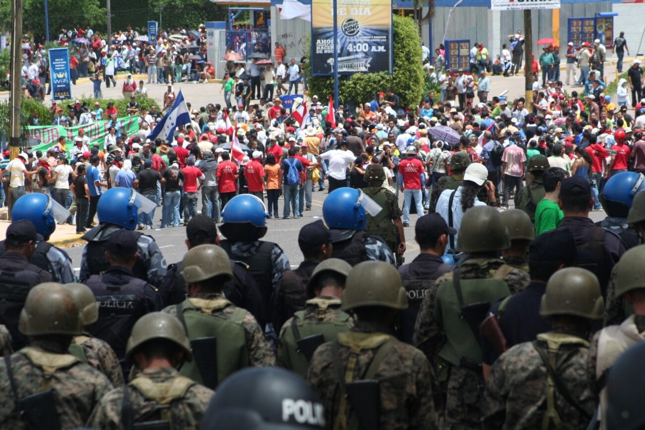 Este video de ciudadanos y militares protestando contra el gobierno está generado con IA