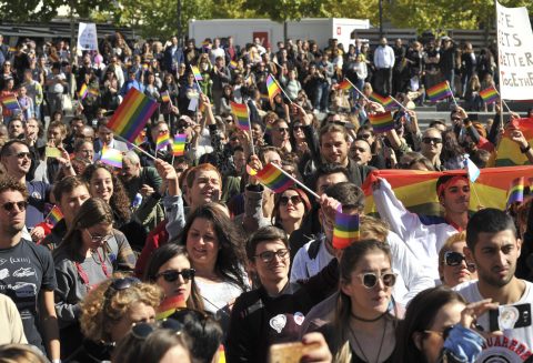 Un toque de color sobre el telón de acero