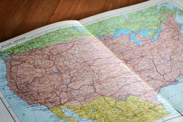¿Cuáles ciudades clave en Estados Unidos no son capitales?