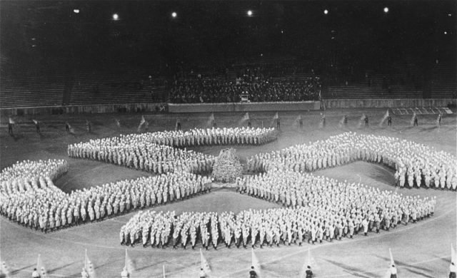 ¿Por qué adoptaron los nazis la esvástica como símbolo?