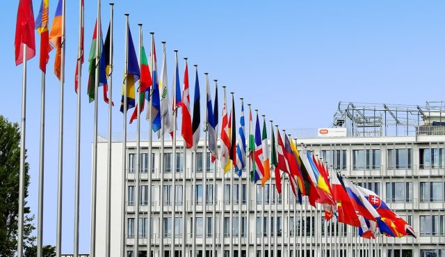 ¿Cuál es la diferencia entre una embajada y un consulado?