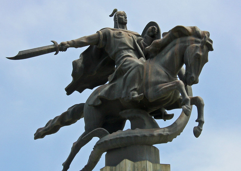Estatua de Manás en Biskek, la capital de Kirguistán