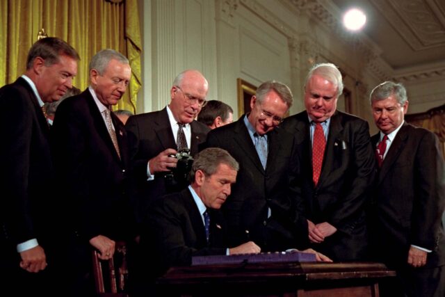 26 de octubre de 2001: George W. Bush firma la ley USA Patriot, o Patriot Act