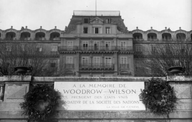 10 de enero de 1920: se funda la Sociedad de Naciones con la entrada en vigor del Tratado de Versalles
