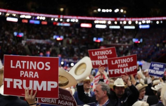 Por qué los latinos están dejando de votar demócrata en Estados Unidos