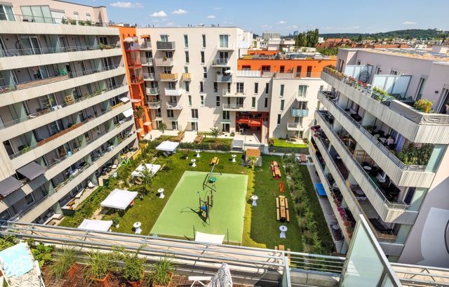 De la Viena Roja al Madrid del pelotazo: así funcionan las antípodas de la vivienda pública europea