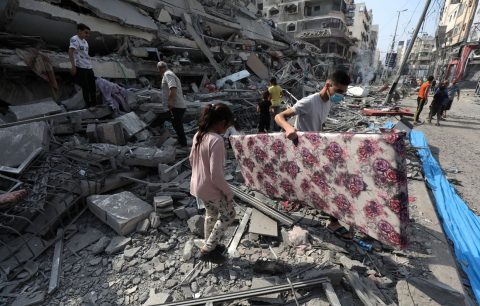 Palestinos inspeccionan ruinas en Gaza