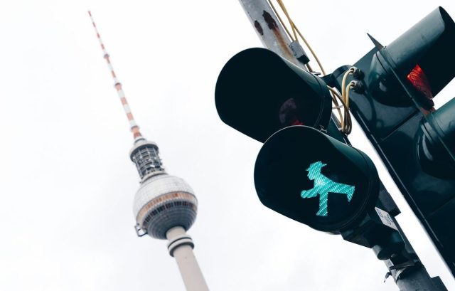 ¿Cuál es el origen del Ampelmännchen, el hombrecillo de los semáforos de Berlín?