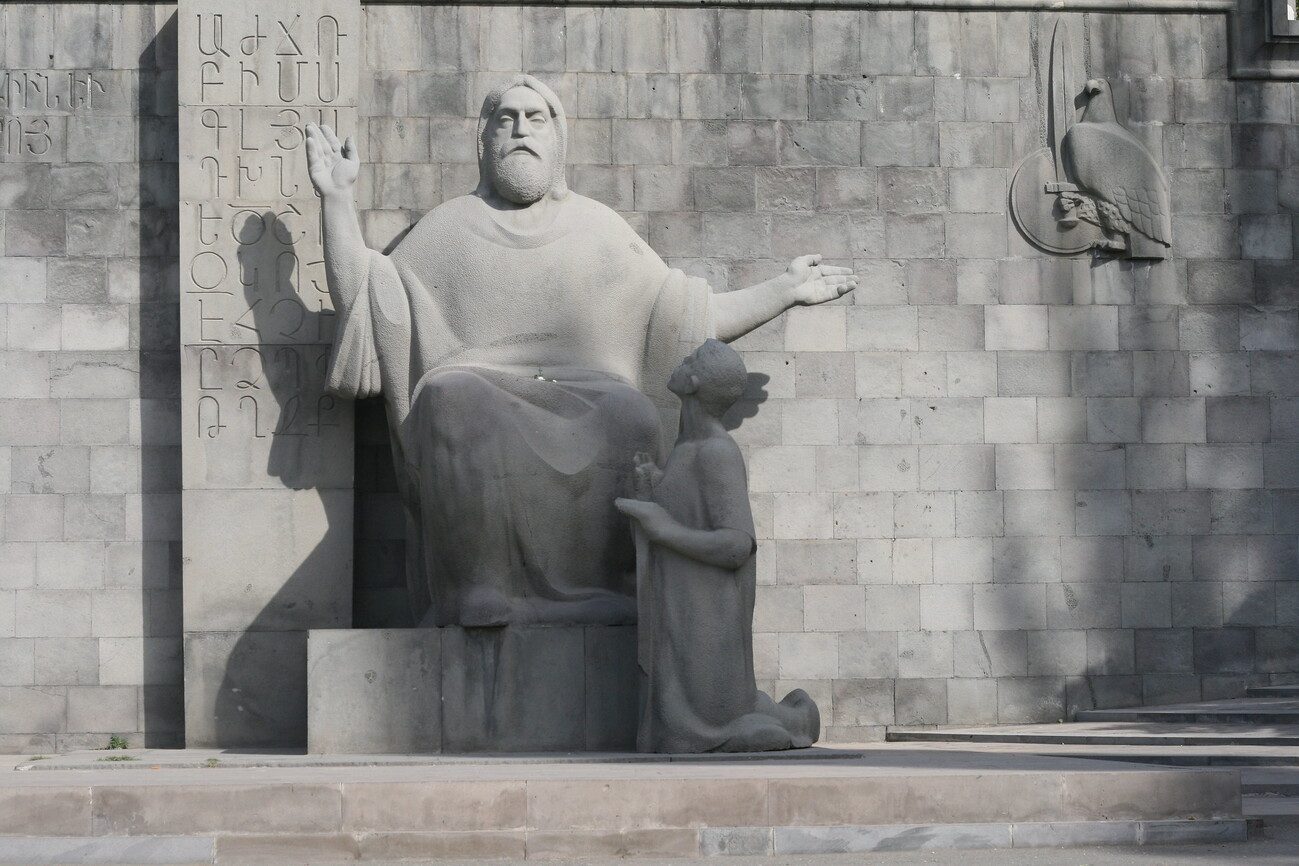 Estatua de Mesrop Mashtots, creador del alfabeto armenio