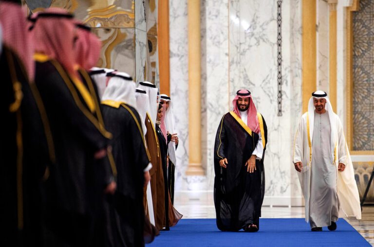 Mohamed bin Salman y Mohamed bin Zayed, príncipes herederos de Arabia Saudí y EAU, en una reunión en Abu Dabi en 2021