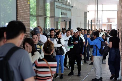 Personas esperando para acceder a las oficinas de la Comisión Española de Ayuda al Refugiado (CEAR) en Madrid, abril de 2026