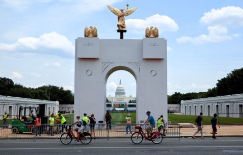 Un arco sin triunfo: el esperpento de Trump para festejar su megalomanía